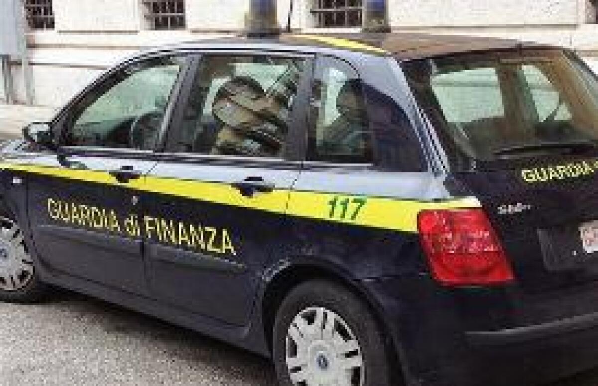 SEQUESTRATI OLTRE 75 MILA CAPI CONTRAFFATTI A ROMA, TRE DENUNCE - 
