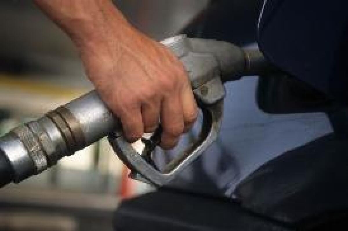 A PALERMO E CAGLIARI LA BENZINA PIU' CARA, PERUGIA LA PIU' CONVENIENTE - 