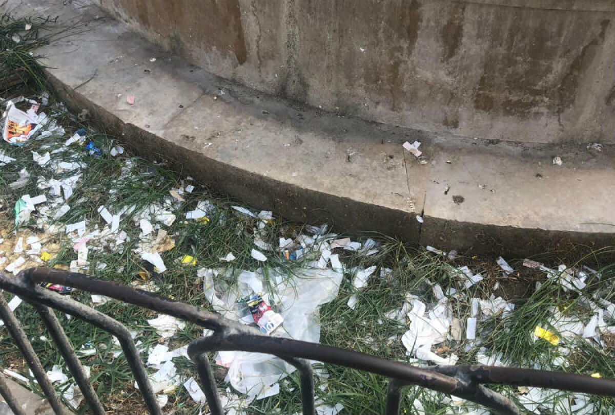 La fontana di Piazza Umberto I ridotta a mini discarica: Bennici, "uno scempio" - L'area della fontana è colma di rifiuti