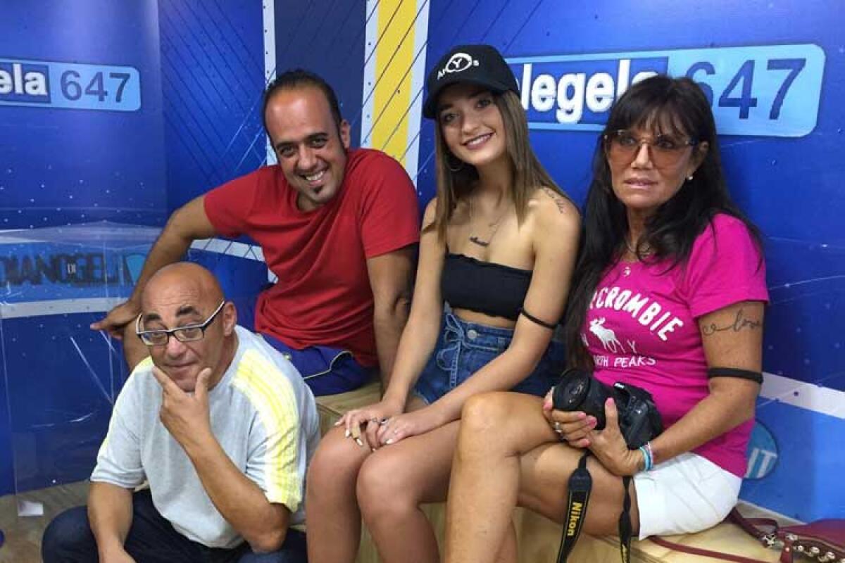 Premio "Lavore", in 22 si contendono la VI edizione e un posto a "Sanremo giovani" - Giuseppe Lavore e la cantante Alys accompagnata dal suo produttore e dalla fotografa ufficiale.