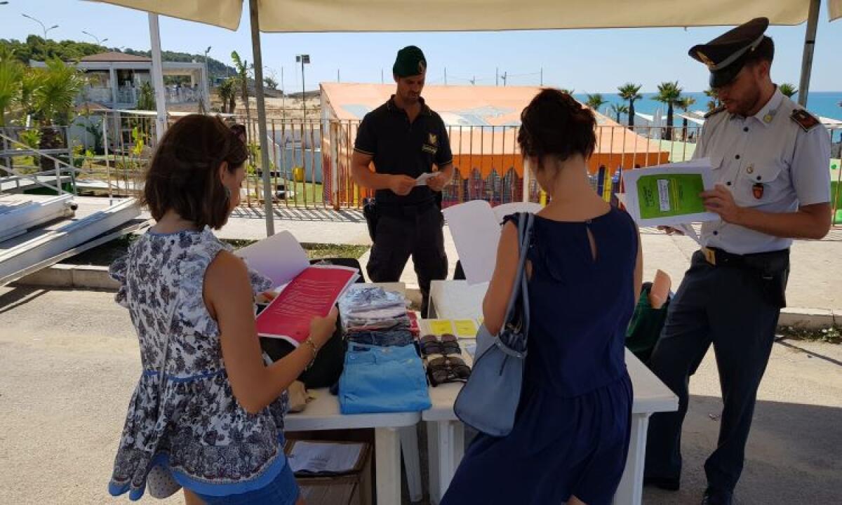 Blitz anti contraffazione, sequestrati oltre 1300 prodotti e falsi capi d'abbigliamento - 