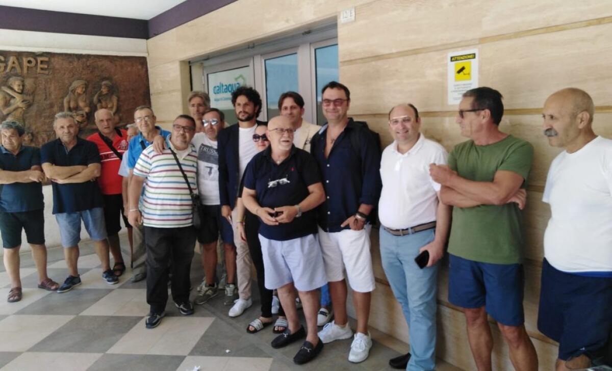 "Bloccare bollette luglio", Pellegrino e Scerra: "Portare azienda in tribunale" - I consiglieri di "Avanti Gela" ed i cittadini davanti agli uffici di Caltaqua