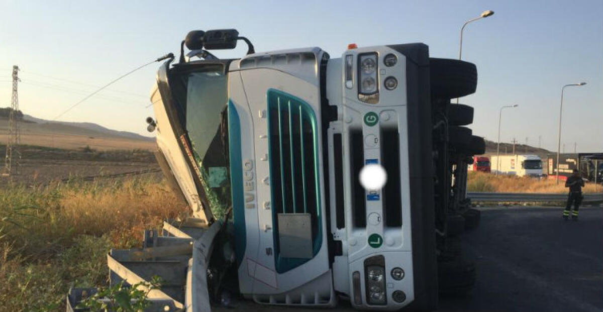 Autotreno ribaltato sulla Gela-Catania, ferito conducente del mezzo - L'autotreno si è ribaltato