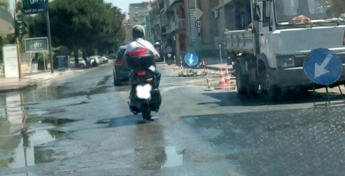 Nuovo guasto, acqua invade strada tra via Tevere e via Venezia: associazioni, "rescindere contratto" - L'acqua ha invaso il tratto di strada tra via Tevere e via Venezia