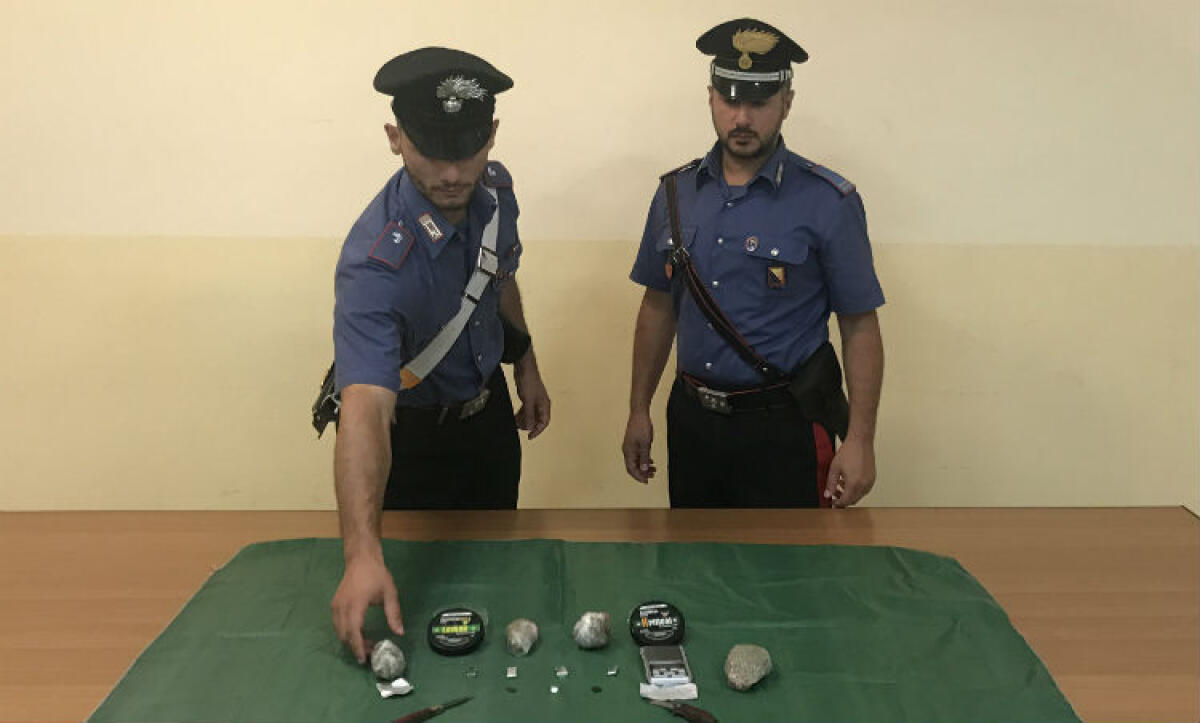 Giovani pusher a Marchitello, la droga nascosta nel motorino elettrico: due arresti - La droga sequestrata dai carabinieri