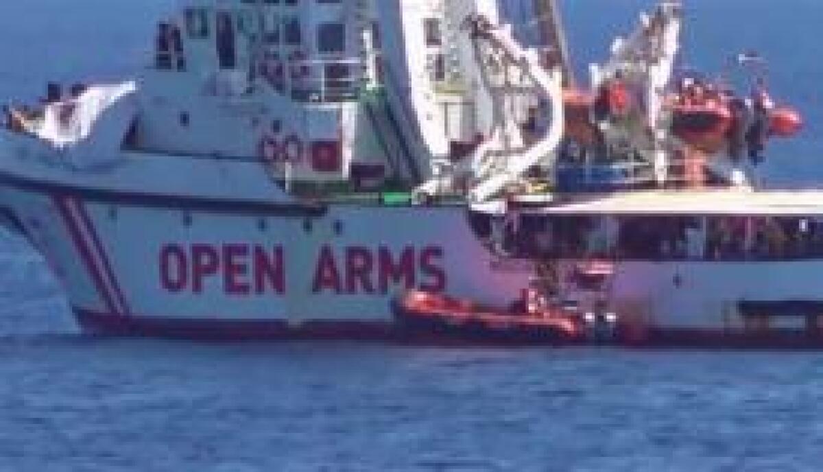 OPEN ARMS, 8 SBARCATI MA CRESCE LA TENSIONE - 
