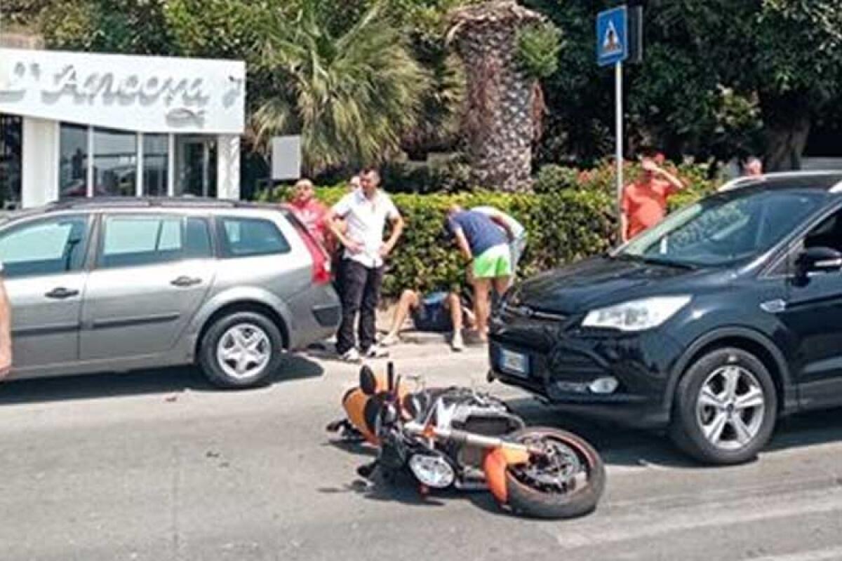 Tampona motocicletta sul lungomare, centauro trasferito in ospedale - L'incidente sul lungomare Federico II di Svevia.