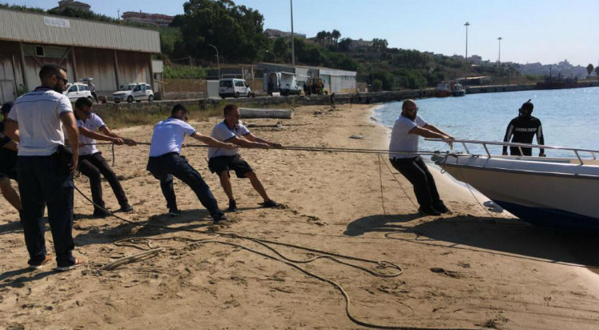 Erano attraccate al porto senza autorizzazioni, militari capitaneria rimuovono imbarcazioni - I mezzi rimossi dagli uomini della capitaneria