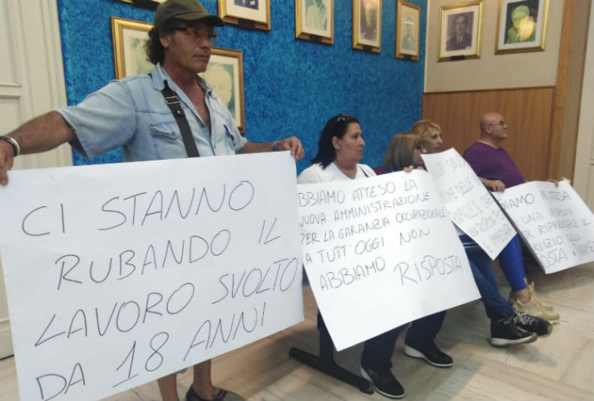 Stanziati 50 mila euro per gli ex strisce blu, per ora impiegati nella vendita ticket - Una protesta degli ex operatori rimasti senza lavoro