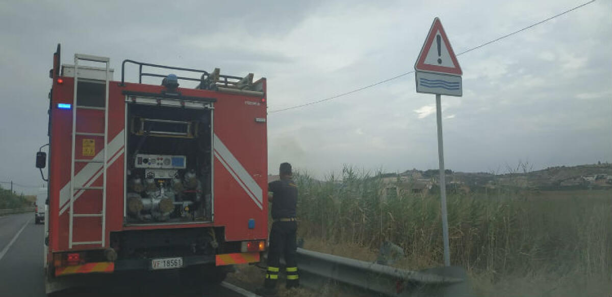 Incendio sulla Gela-Manfria, traffico rallentato: fiamme in un'area incolta - L'intervento dei vigili del fuoco sulla Gela-Manfria