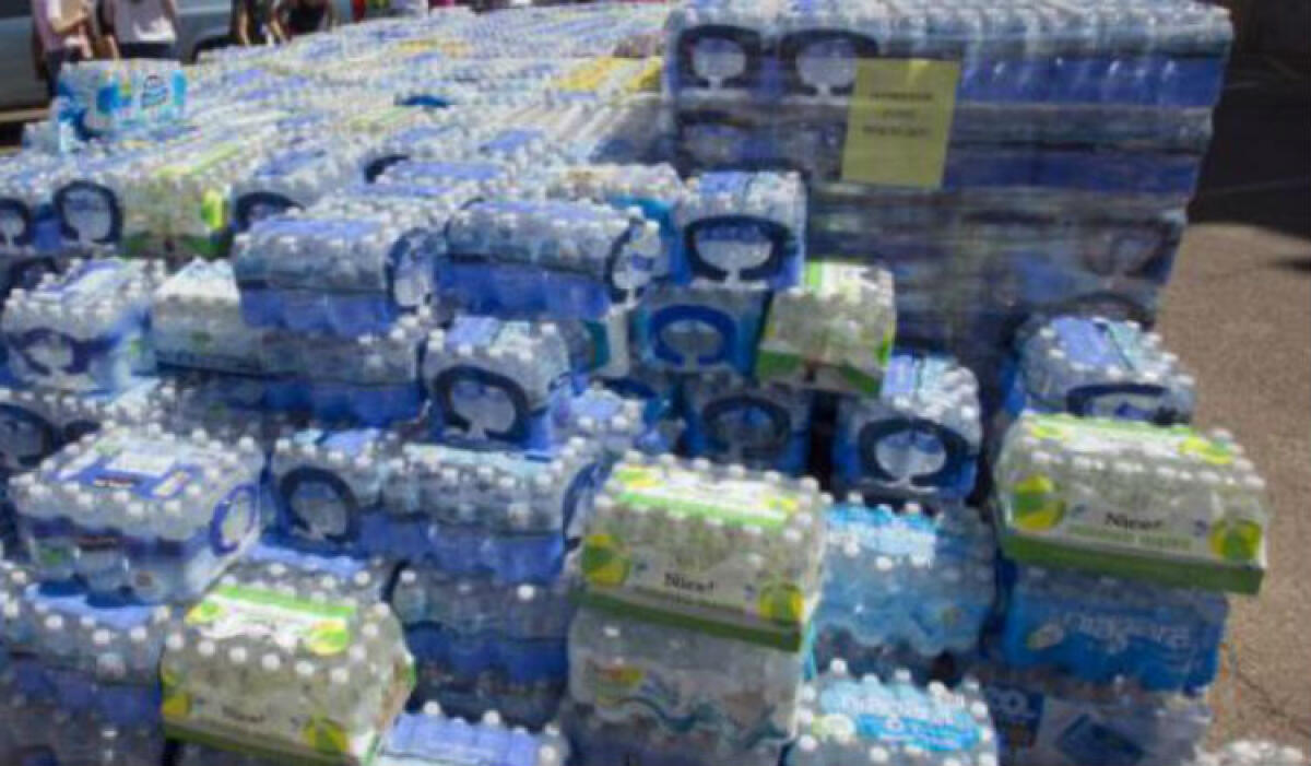 Confezioni di acqua esposte al sole, controlli in rivendite della città: scattano multe ai titolari - 