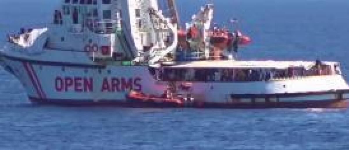 OPEN ARMS, PRIMA NOTTE SULLA TERRA FERMA PER I MIGRANTI - 