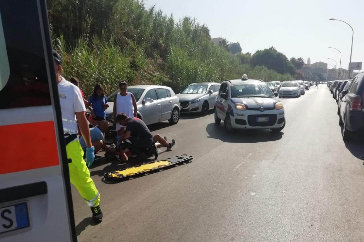 Apre lo sportello e investe un passante, incidente in via Mare -