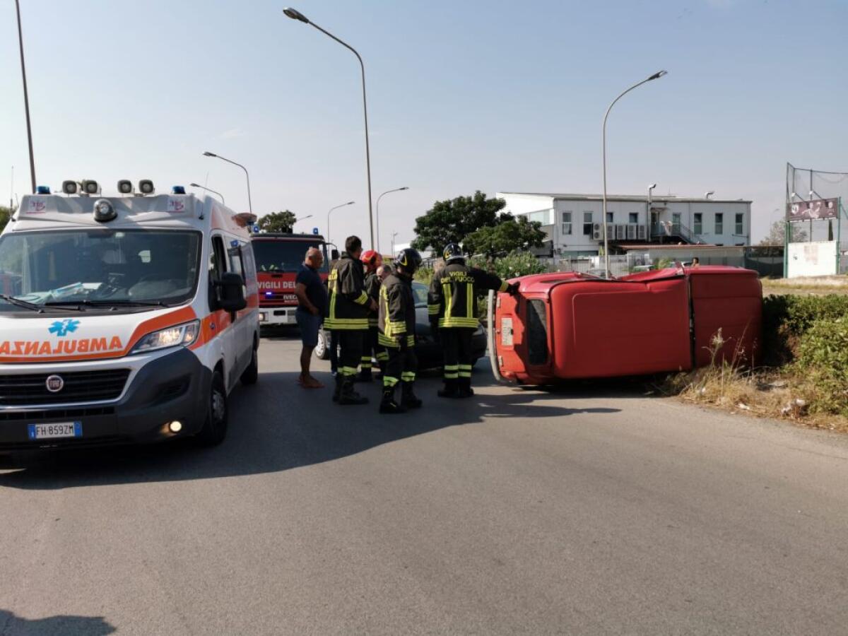 Paura a Macchitella, scontro tra due auto: una Renault ribaltata - Una delle auto si è ribaltata