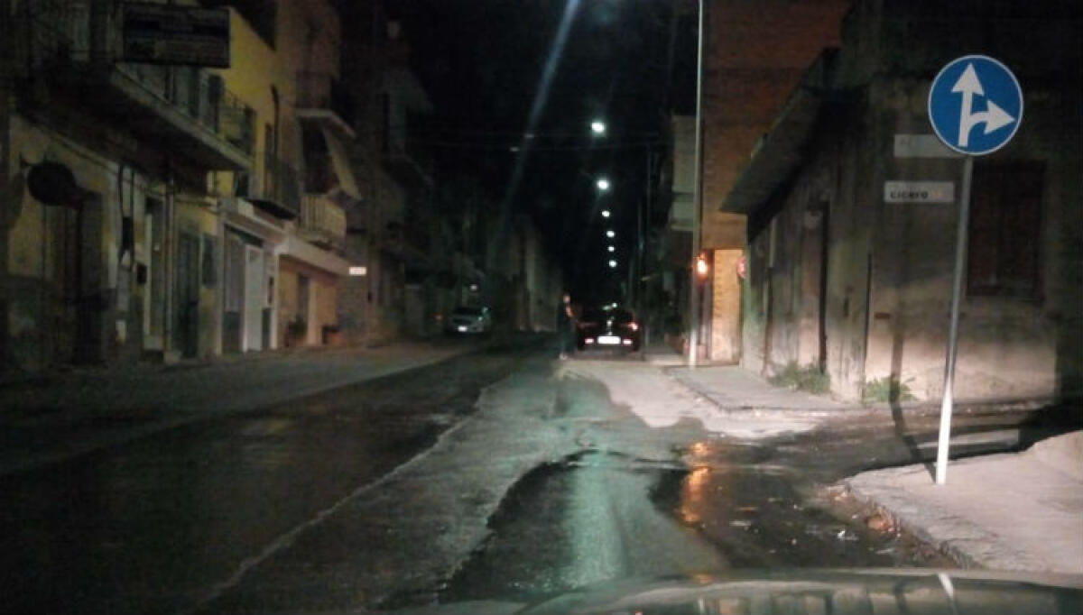 Ancora acqua in strada, perdita in via Butera: disservizi si ripetono - L'acqua si è riversata in strada