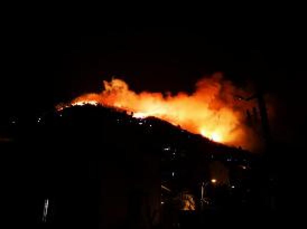 VASTO INCENDIO NEL PALERMITANO, DECINE DI SFOLLATI - 