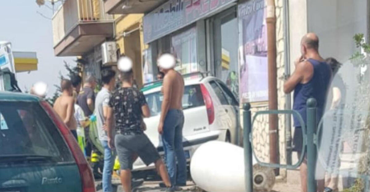 Con l'auto contro la vetrina di un negozio di mobili, un uomo ferito - La vettura è finita contro la vetrina del negozio