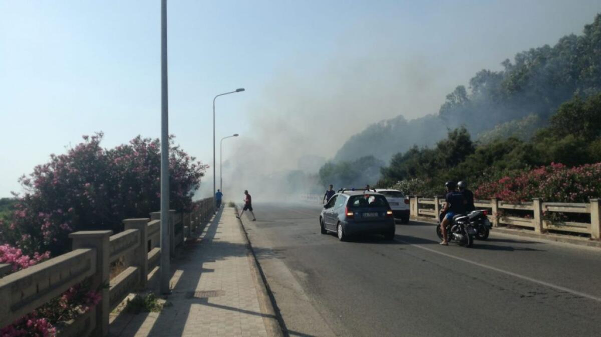 Nuovo rogo al canneto sul lungomare, fumo anche in strada - 