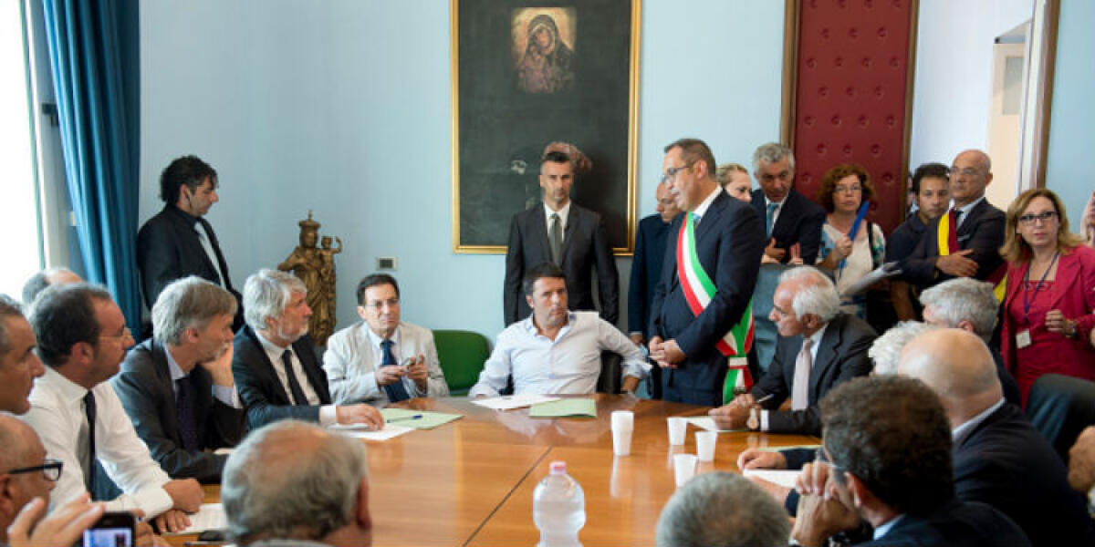 Cinque anni fa il Ferragosto dei selfie di Renzi, oggi investimenti fermi e declino profondo - Era il 14 agosto del 2014 quando l'allora premier Renzi arrivò in visita in città