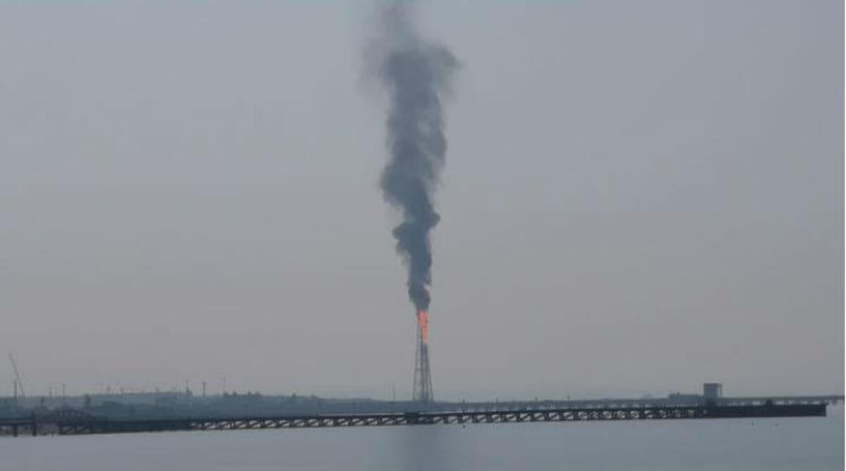 Allarme sulle sostanze bruciate in torcia, Eni: "Solo idrogeno e gpl per avvio green refinery" - La torcia che brucia sta allarmando i cittadini