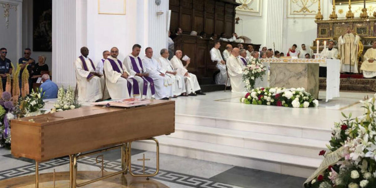 Chiesa Madre gremita, ultimo saluto a don Pippo Bentivegna: "Gli siamo grati" - Una bara semplice per il funerale del sacerdote