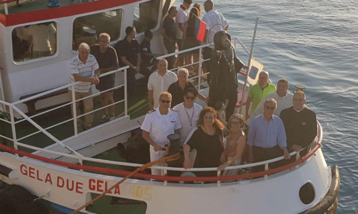Fedeli e istituzioni alla "Varchiata" del santo, durante la processione preghiera per porto insabbiato - La statua del santo alla "varchiata"