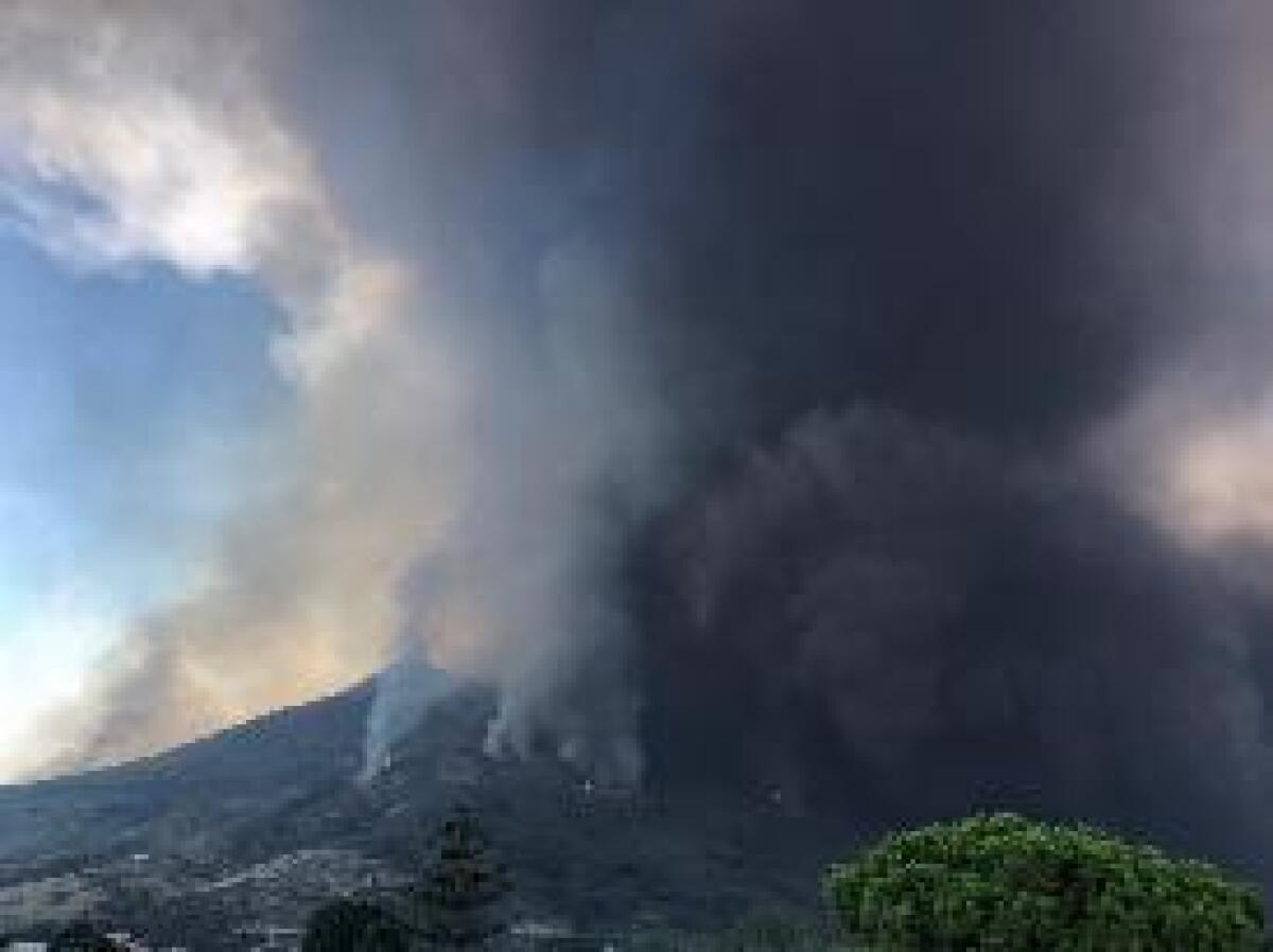 LO STROMBOLI TORNA A FARSI SENTIRE, DUE FORTI ESPLOSIONI - 