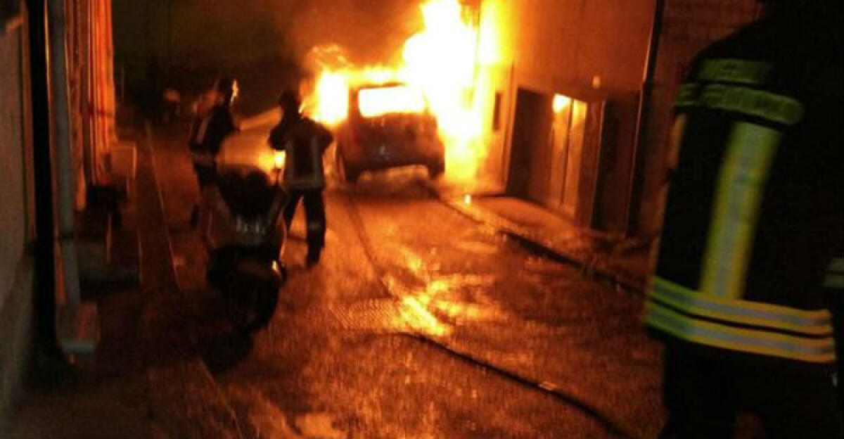 Doppio rogo nella notte, in fiamme una Chevrolet e una Punto: le auto di due donne - Immagini di repertorio