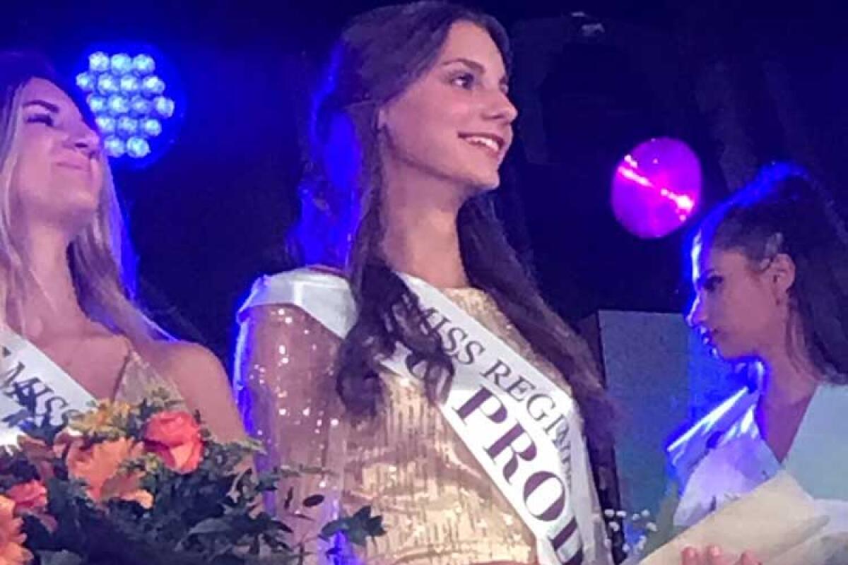La "Reginetta" Alice Catalano è miss "Ac Production" alla finalissima di Chianciano - Nella foto Alice Catalano indossa la fascia Ac Production.