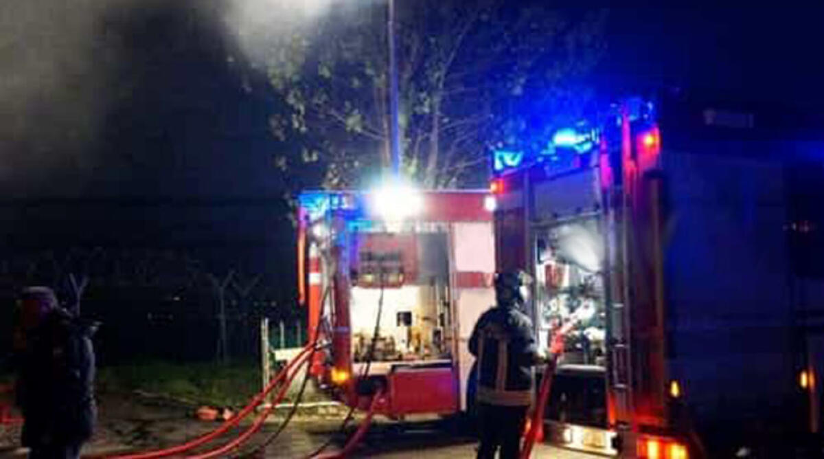 Capannone azienda agricola in fiamme, rogo nella zona di Settefarine - Immagini di repertorio