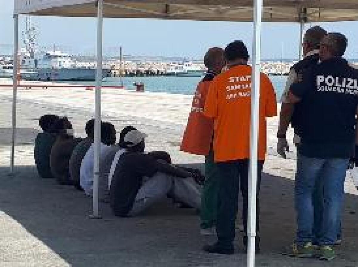 NAVE ELEONORE. 104 MIGRANTI SBARCATI A POZZALLO, DUE IN OSPEDALE - 