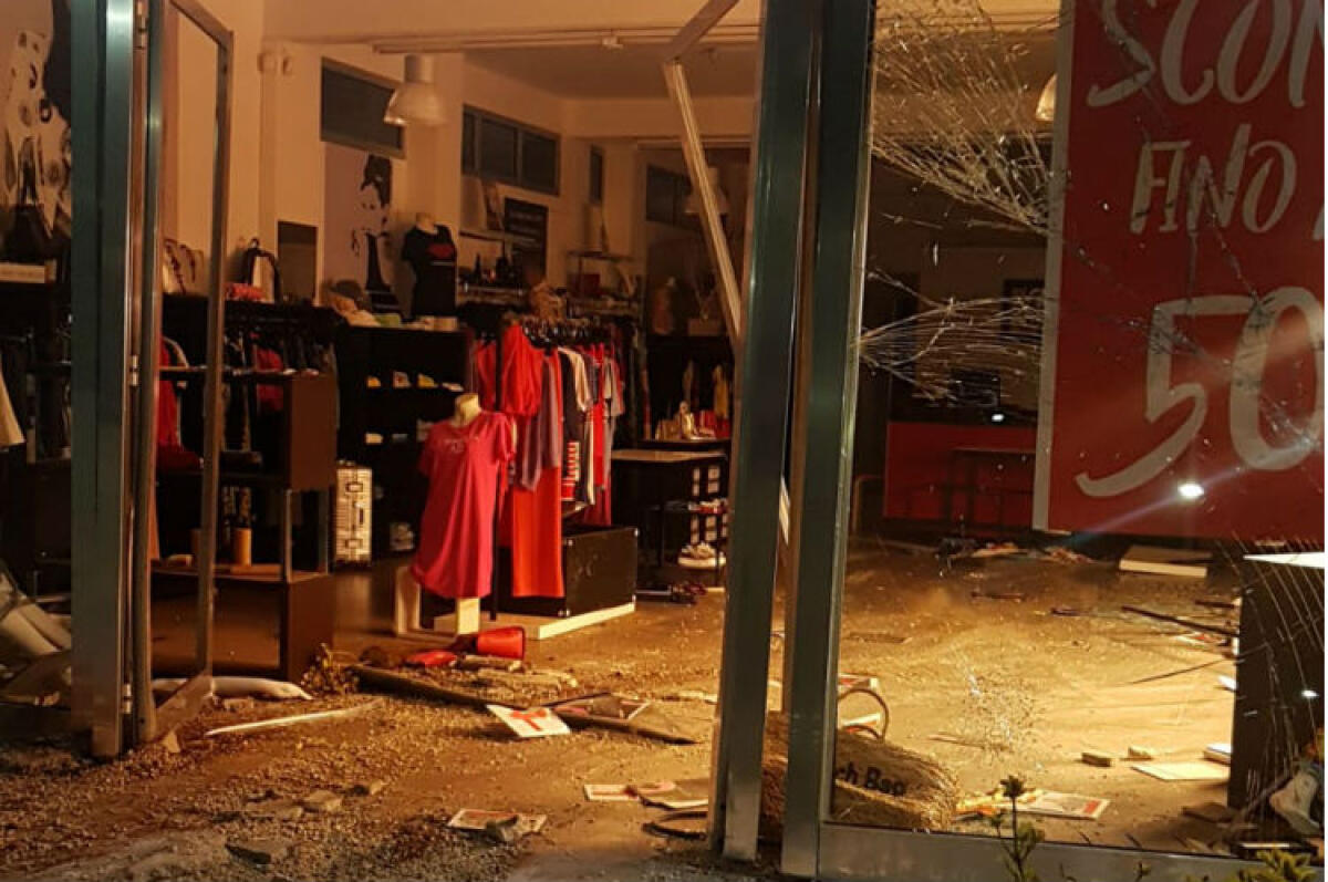 Sfondate le vetrine del negozio "Liguero", la "spaccata" nella notte in via Borromini - L'attività commerciale presa di mira in via Borromini