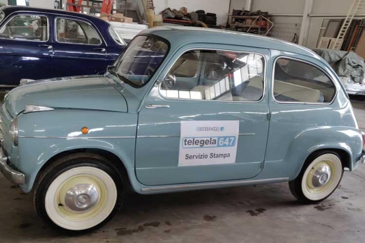 Raduno alle Mura e prova in piazza, 50 auto d'epoca per il "IV trofeo dell'Alemanna" - La Fiat 600 con portiere controvento destinata al servizio stampa.