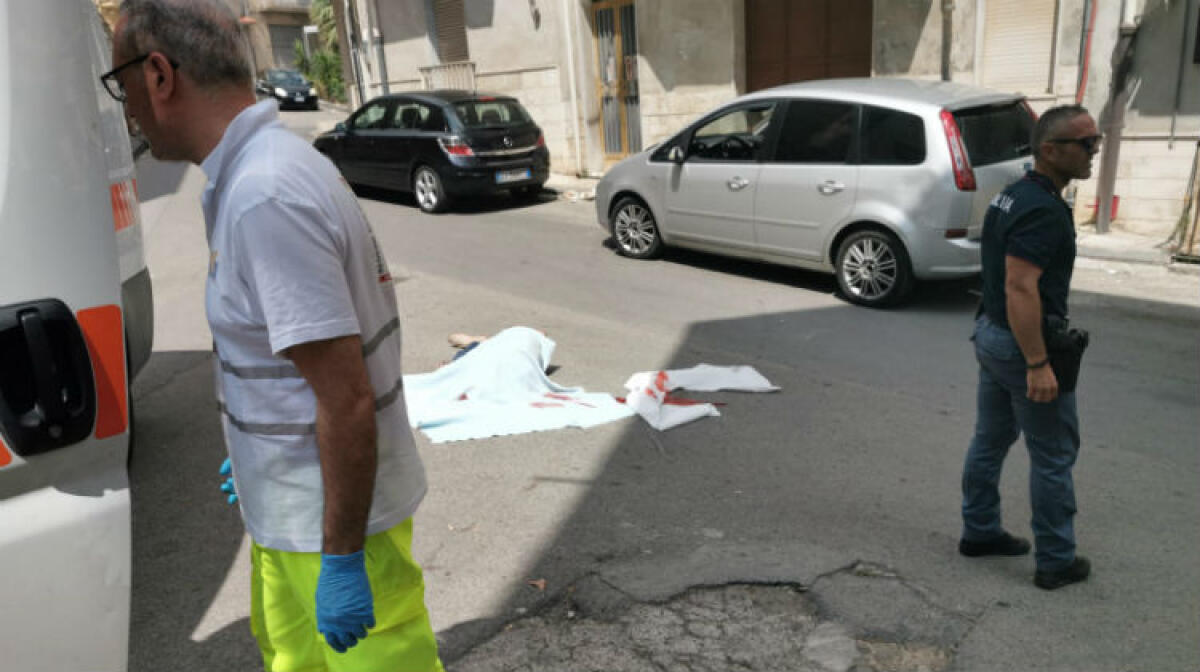 Si getta dal balcone, uomo morto sul colpo: suicidio in via Ugo Bassi - L'impatto con il selciato stradale è stato fatale