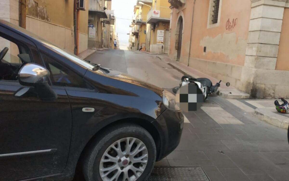 Scooterista ferito dopo impatto con auto, scontro in corso Aldisio - 