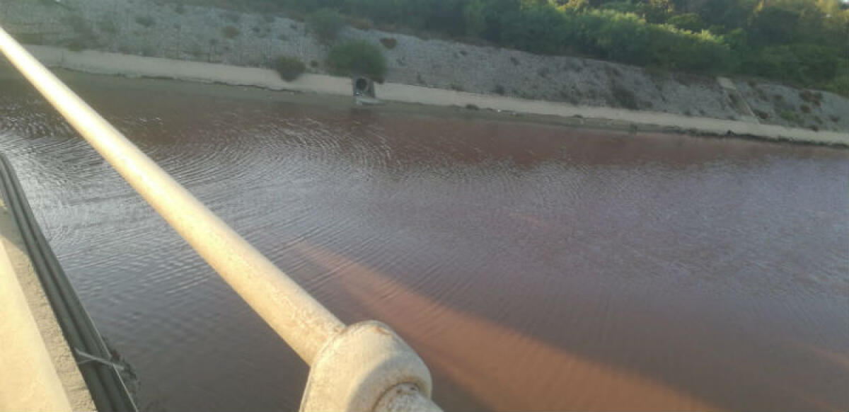 Fiume Gela diventato "rosso", nuovi scarichi: ambientalisti, "senza controlli grave inquinamento" - Lo specchio d'acqua si è "colorato" di rosso