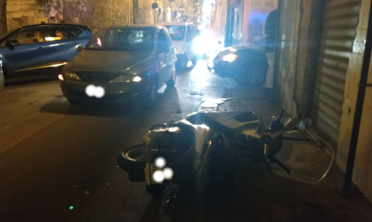 Scontro in centro storico, ferito conducente scooter: impatto con auto - L'impatto in via Navarra