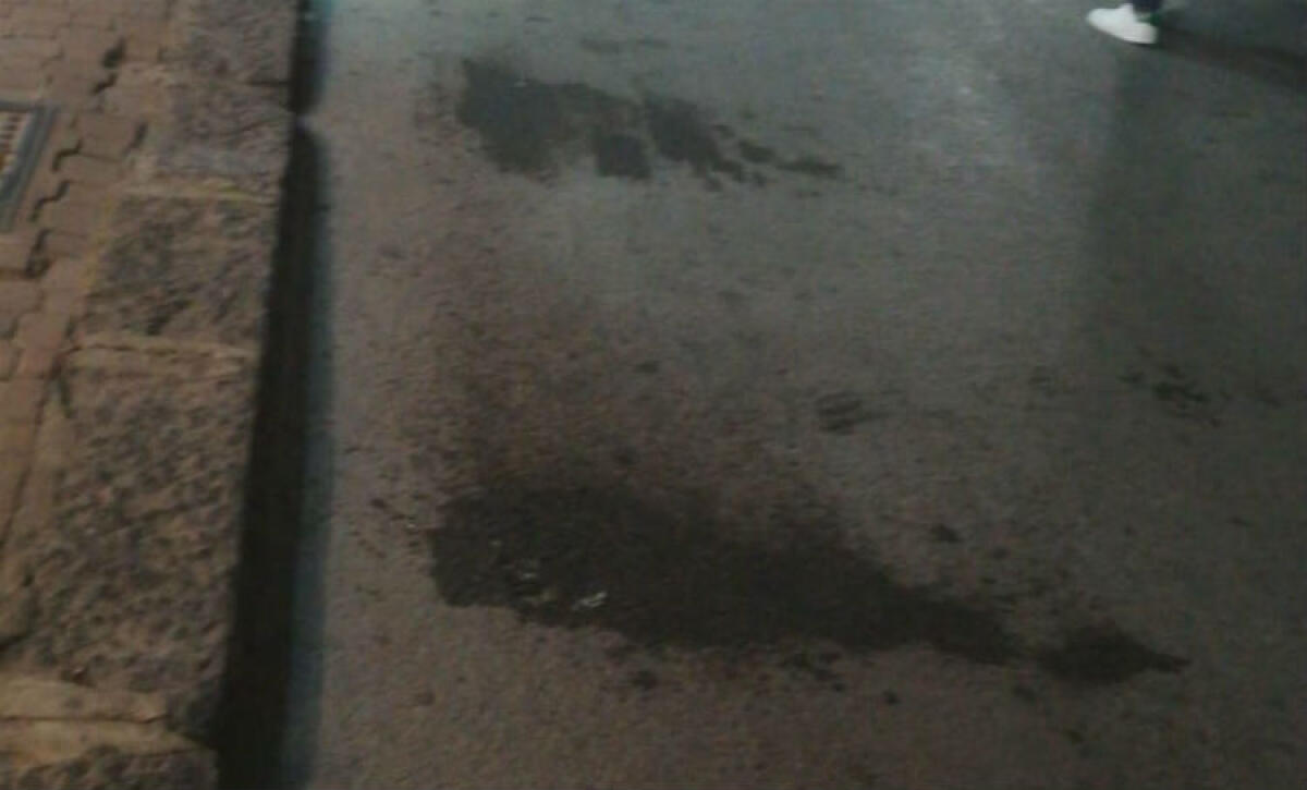 Chiazze di olio idraulico imbrattano anche le strade del centro storico, "mancano veri controlli" - Chiazze di olio idraulico sono sempre più frequenti
