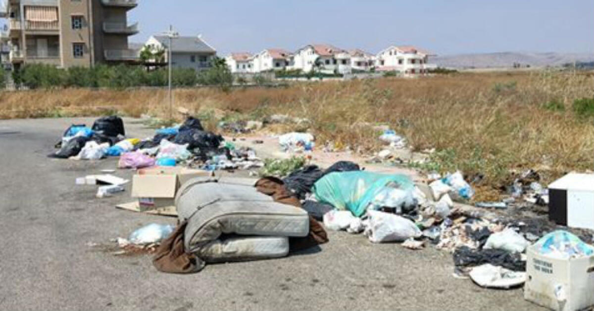 Rifiuti scaricati in via Bach, altra discarica in una zona periferica della città - La discarica è stata segnalata da alcuni cittadini