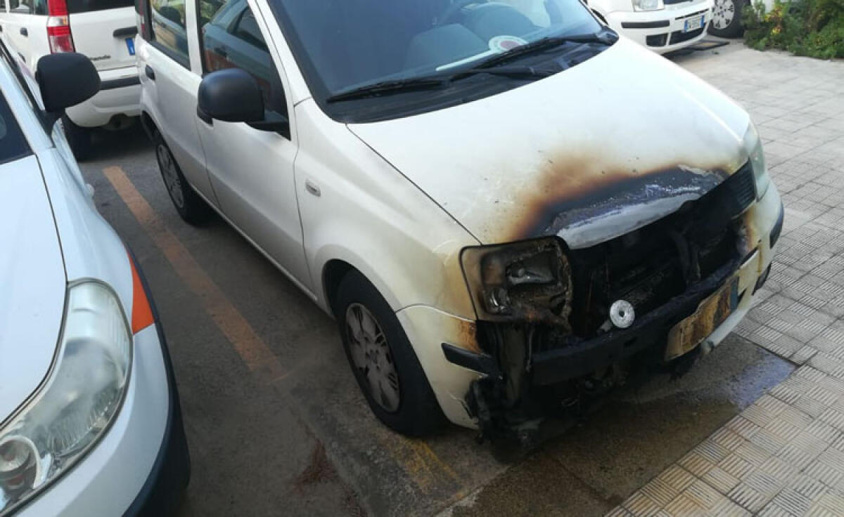 Bruciata un'auto dei vigili, una agente "salva" le altre macchine - 