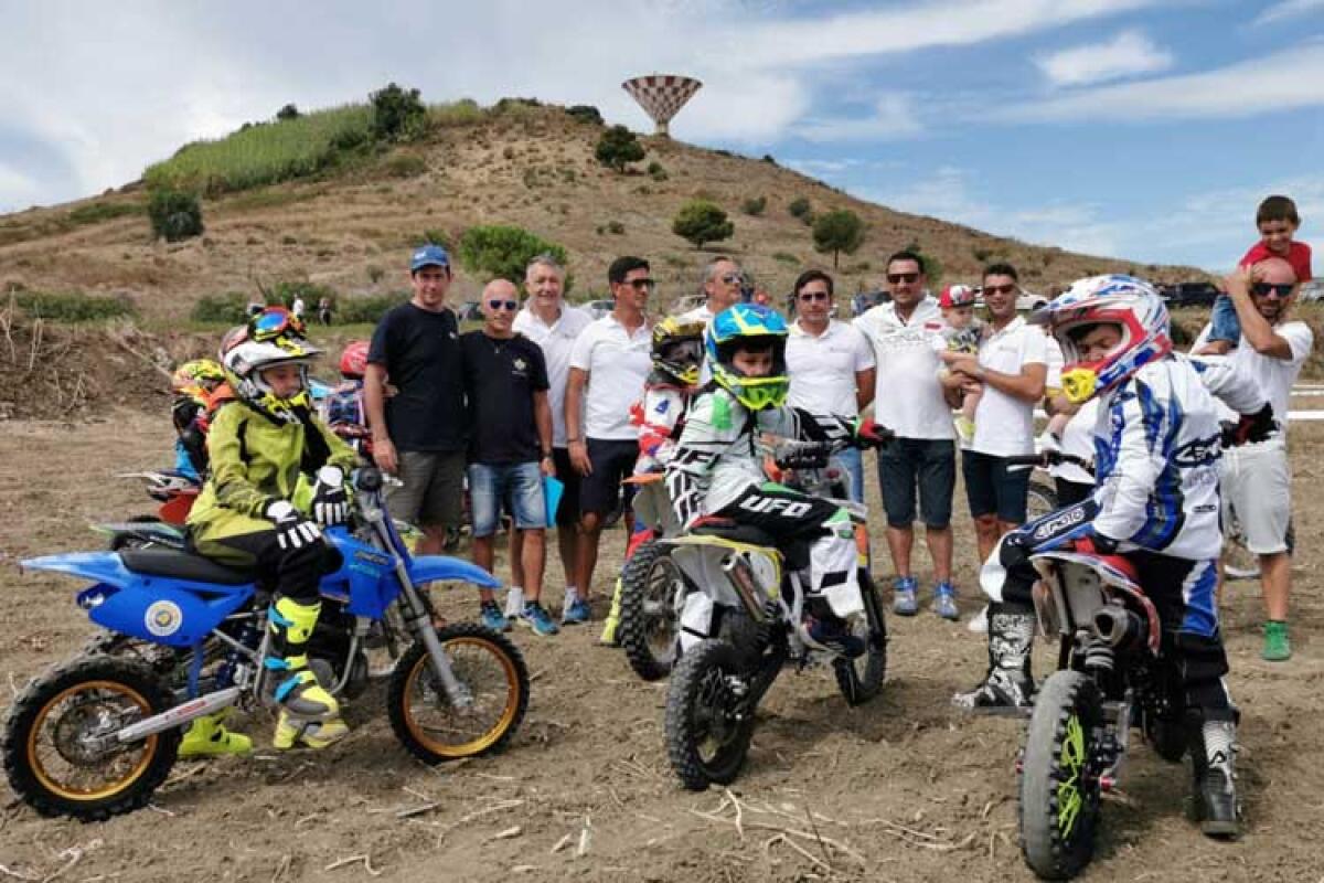 Motocross a Montelungo, il successo con piccoli anticipa una Endurosprint - Gli organizzatori della Mx Montelungo e le giovani promesse delle due ruote da cross.