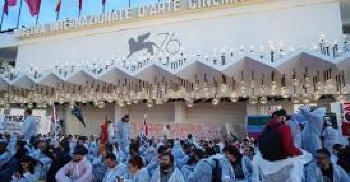 VENEZIA, AMBIENTALISTI OCCUPANO RED CARPET "SALVIAMO PIANETA" - 