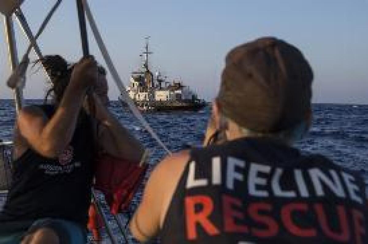 MIGRANTI, "ELEONORE" FORZA DIVIETO INGRESSO E SI DIRIGE A POZZALLO - 