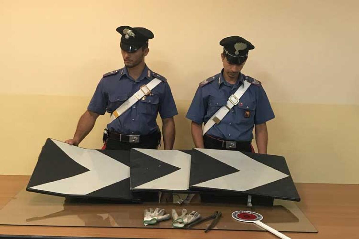Ladro di segnaletiche stradali, ventiduenne sorpreso e denunciato dai carabinieri - I carabinieri mostrano la refurtiva.