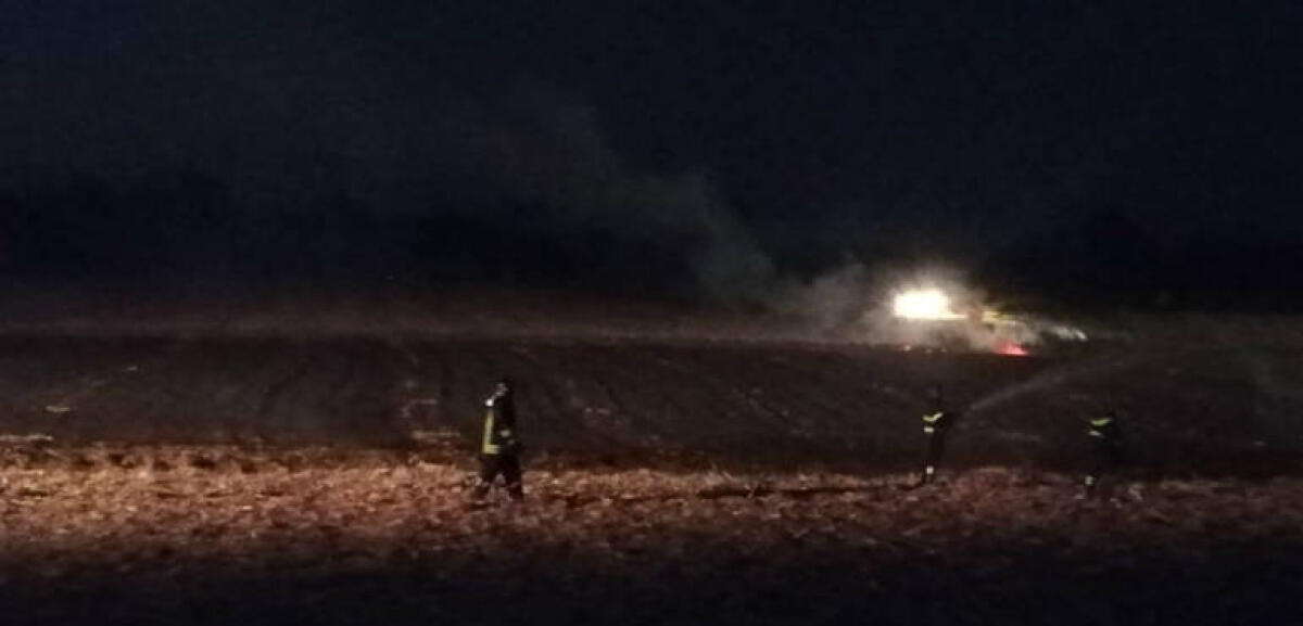 Fiamme lambiscono capannoni nell'area industriale di Butera, partite da sterpaglie - Immagine repertorio