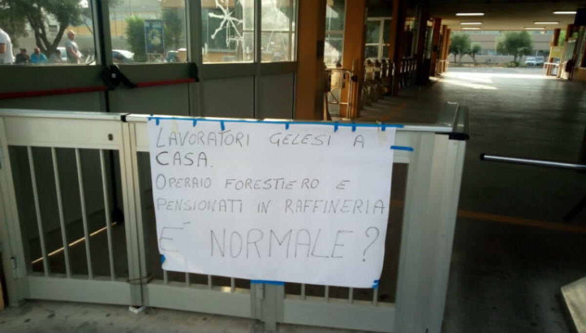 Nuova protesta davanti ai cancelli dello stabilimento Eni, "garantire occupazione operai locali" - Un cartello di protesta affisso davanti ai tornelli
