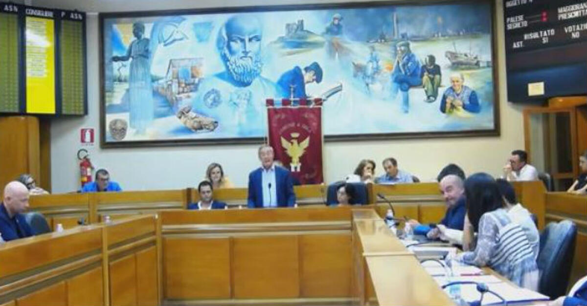 Caltaqua e gli "amici politici", scontro Greco-Scerra: "In maggioranza partito che ha firmato contratto" - "Duello" tra il sindaco e Scerra durante la seduta di question time