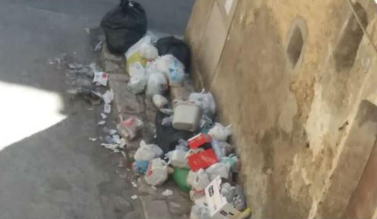 Discarica a ridosso di abitazioni e negozi, residenti via Fazzello denunciano degrado - I rifiuti abbandonati in via Fazzello