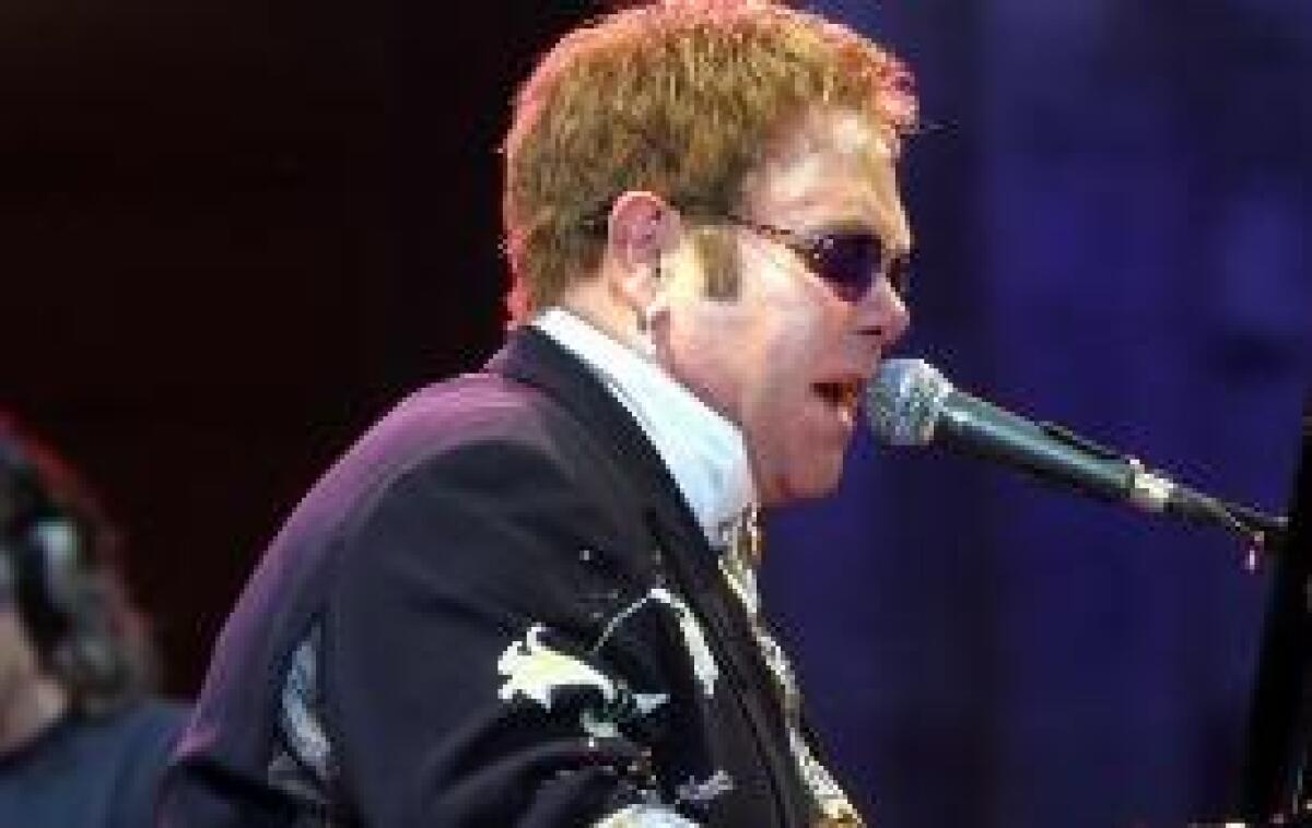 ELTON JOHN, OTTO FRANCOBOLLI CELEBRERANNO LA SUA CARRIERA - 