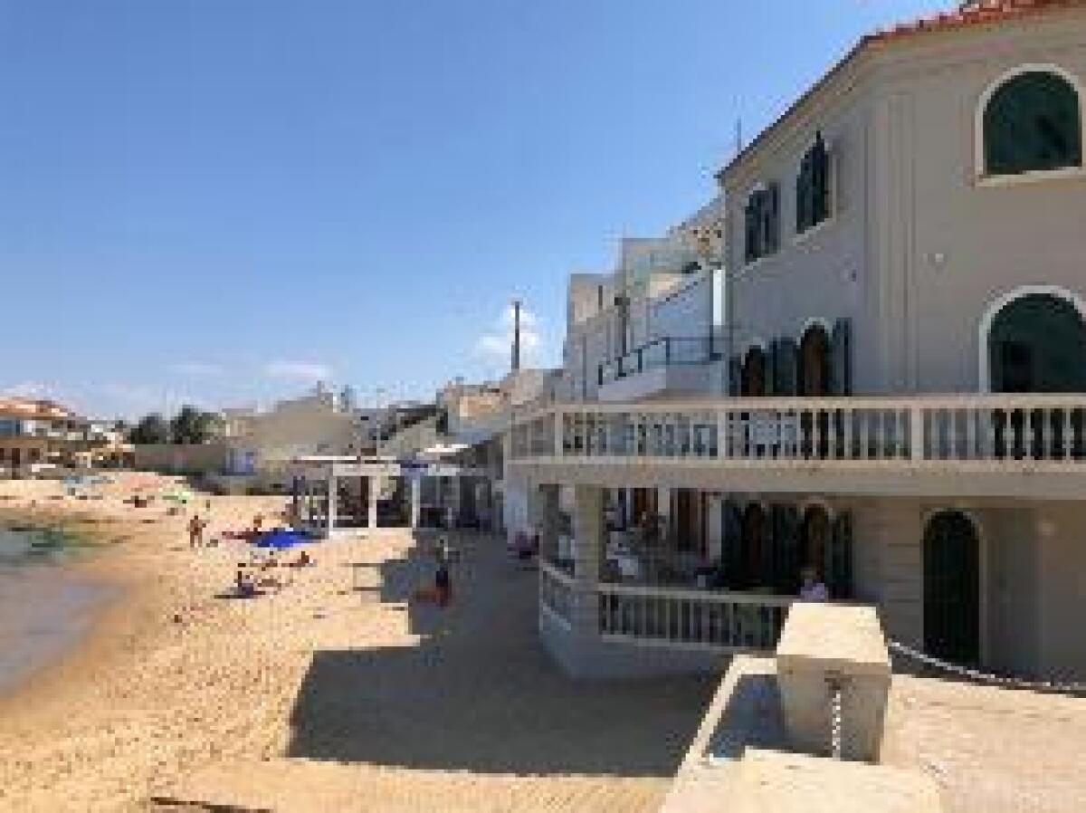 SPACCIAVA A POCHI METRI DA "CASA MONTALBANO", ARRESTATO 38ENNE - 